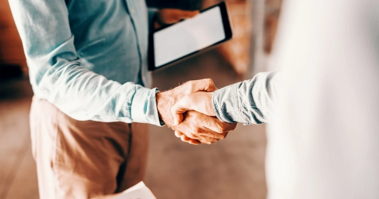 uścisk dłoni