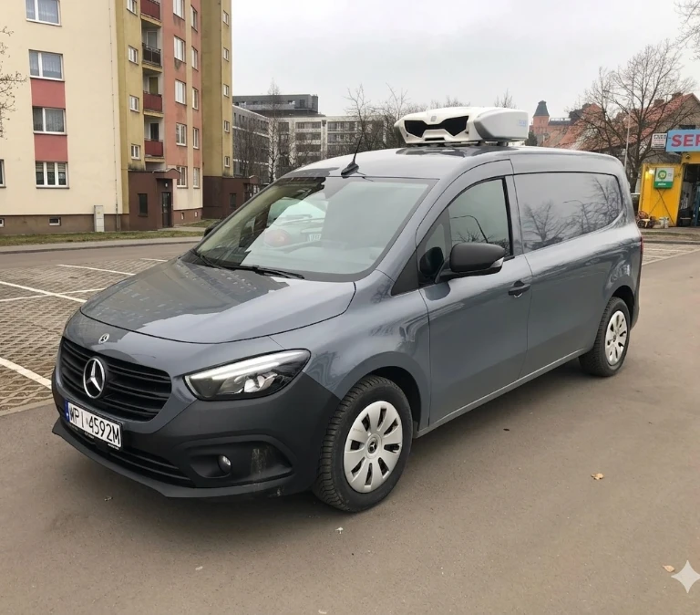 Szary dostawczak z&nbsp;klimatyzatorem na&nbsp;dachu